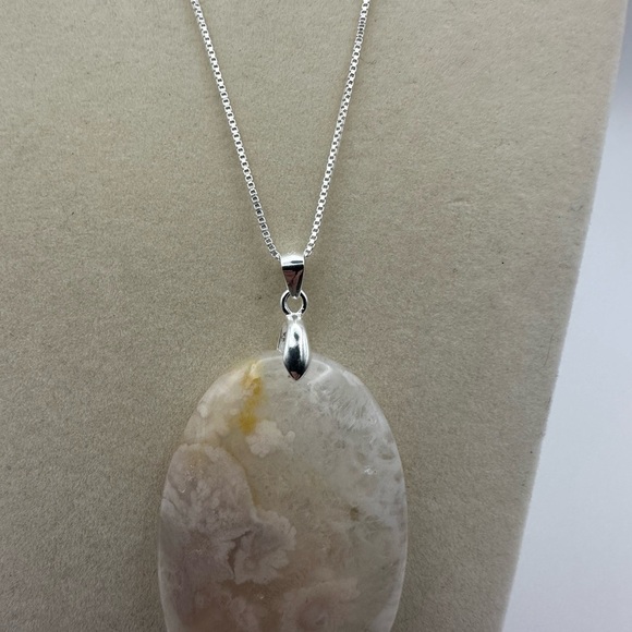 Oval Flower Agate Pendant Necklace - Picture 3 of 12